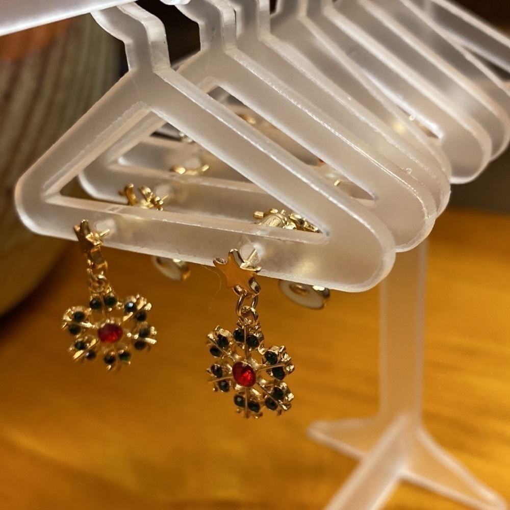 Earring Stand with 8 Pairs of Christmas Earrings NWOT…Great Gift - Picture 10 of 10
